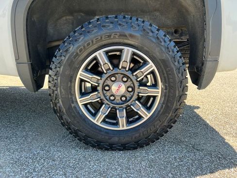Used 2024 GMC Sierra 1500 AT4 w/ AT4 Premium Package AWD/4WD image 9