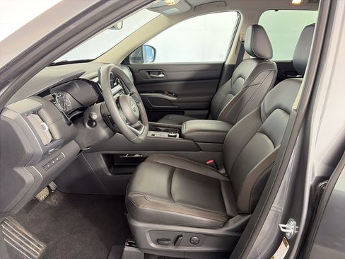 Used 2025 Nissan Pathfinder SL AWD/4WD image 6