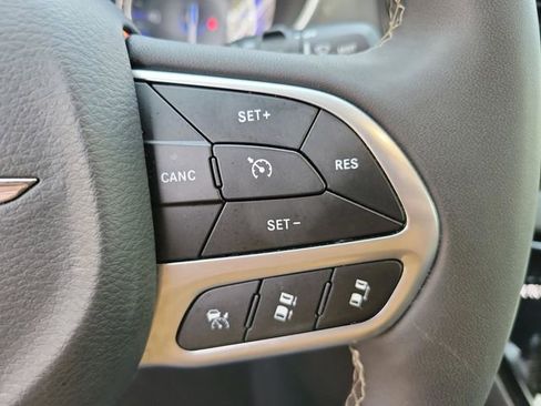 Used 2025 Chrysler Pacifica Select FWD image 30
