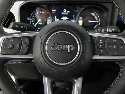 Used 2025 Jeep Wrangler Unlimited Sahara w/ Safety Group AWD/4WD image 12