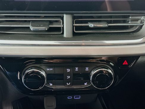 Used 2025 Chevrolet Trax LT w/ LT Convenience Package image 22