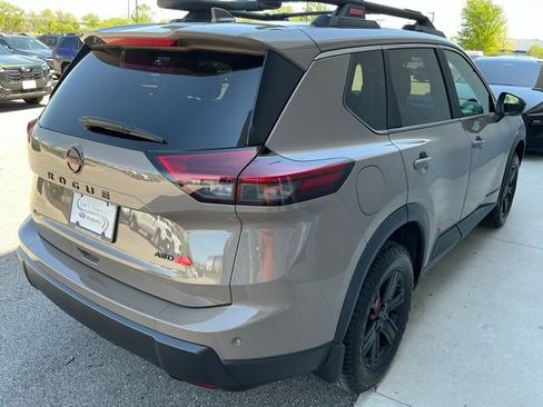 Used 2025 Nissan Rogue SV AWD/4WD image 5