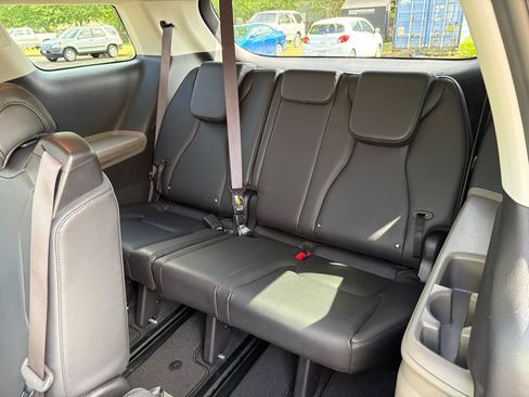 Used 2025 Kia Carnival FWD image 15