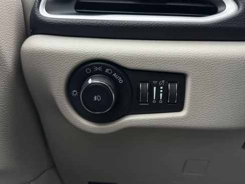 Used 2023 Chrysler Pacifica Touring-L image 27