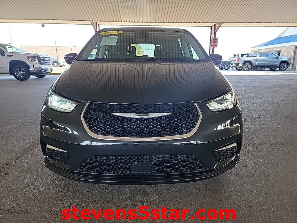 Used 2023 Chrysler Pacifica Touring-L FWD image 4