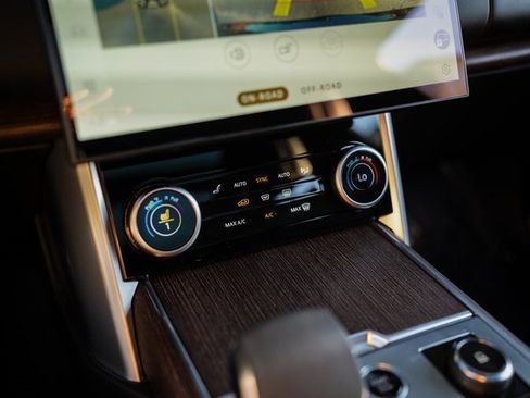 Used 2023 Land Rover Range Rover Long Wheelbase SE image 34