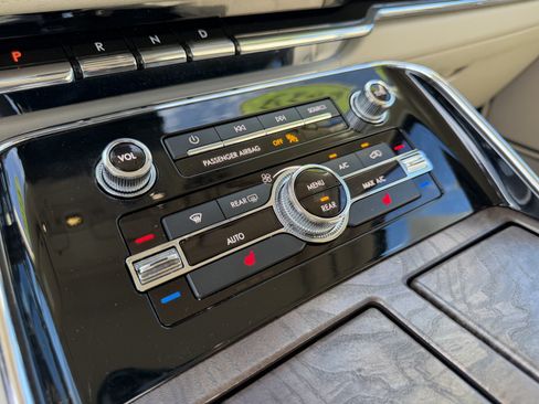 Used 2019 Lincoln Navigator Select w/ Technology Package RWD image 16