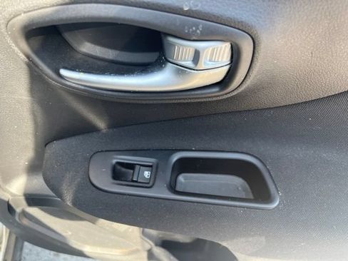 Used 2019 Jeep Renegade Latitude FWD image 39