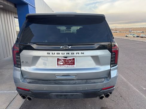Used 2025 Chevrolet Suburban Z71 image 7