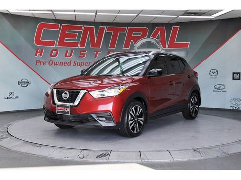 Certified 2020 Nissan Kicks SV image 2