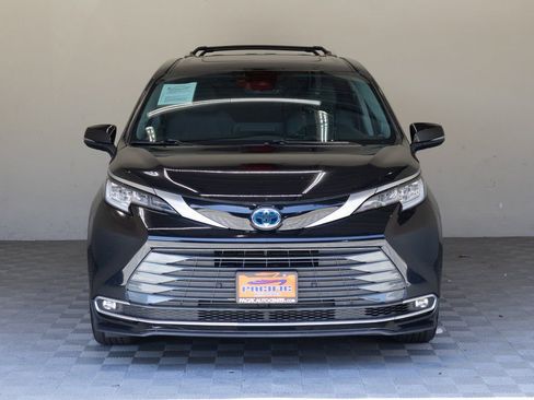 Used 2024 Toyota Sienna Limited image 4