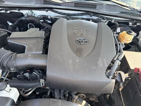 Used 2018 Toyota Tacoma SR5 RWD image 24