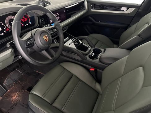 Certified 2025 Porsche Cayenne Coupe image 4
