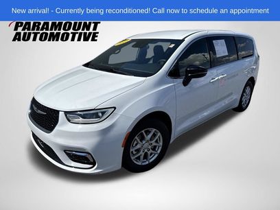 Used 2025 Chrysler Pacifica Select