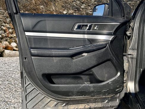 Used 2017 Ford Explorer XLT w/ Equipment Group 202A image 19