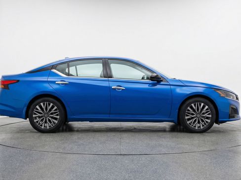 Used 2025 Nissan Altima 2.5 SV image 11