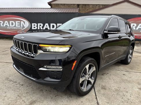 Used 2023 Jeep Grand Cherokee Limited w/ Luxury Tech Group II image 3