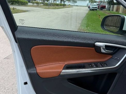 Used 2015 Volvo V60 T5 Platinum image 13