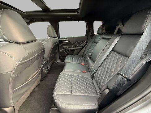 Used 2023 Mitsubishi Outlander AWD image 19