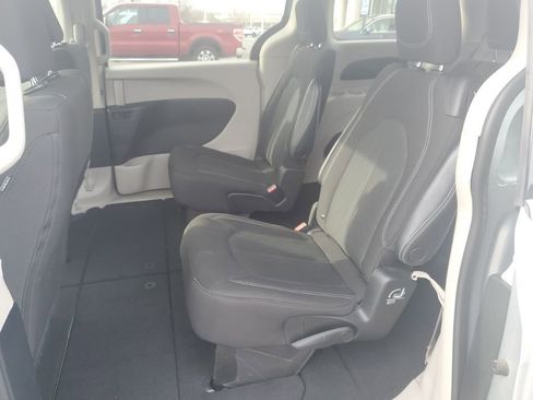 Used 2022 Chrysler Voyager LX image 4