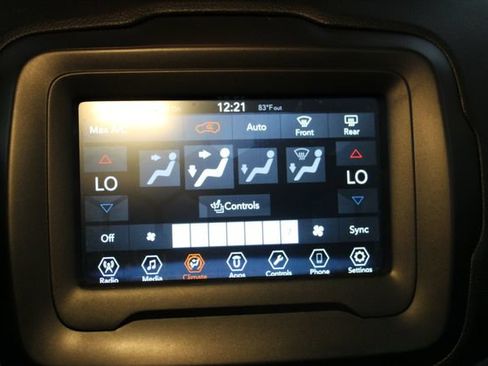 Used 2018 Jeep Renegade Latitude w/ Cold Weather Group AWD/4WD image 23