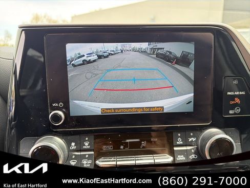 Used 2024 Toyota Highlander LE AWD/4WD image 32