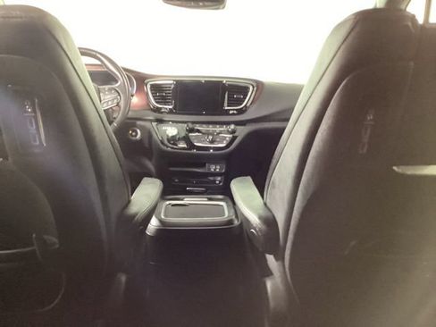 Used 2019 Chrysler Pacifica Touring-L FWD image 30