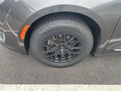 Used 2018 Chrysler Pacifica Touring-L Plus FWD image 9