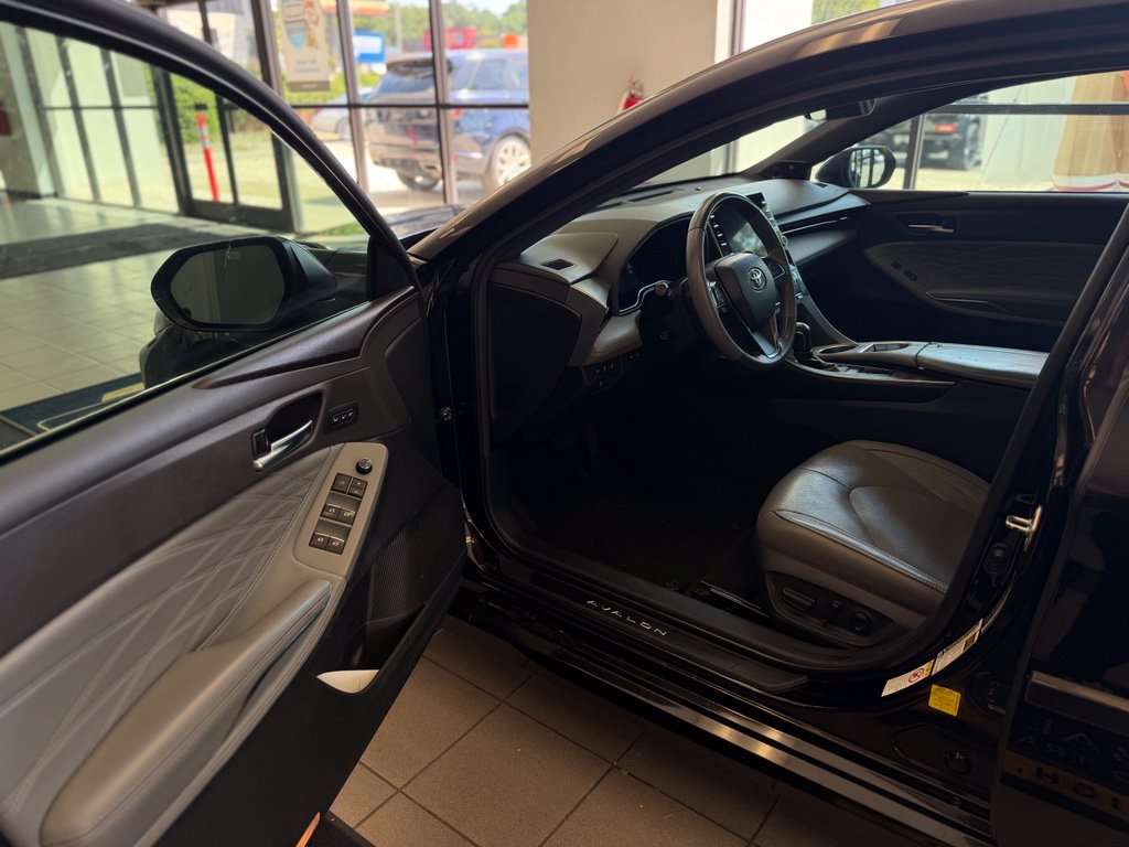 Used 2019 Toyota Avalon Limited FWD image 7