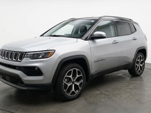 Used 2025 Jeep Compass Limited image 3