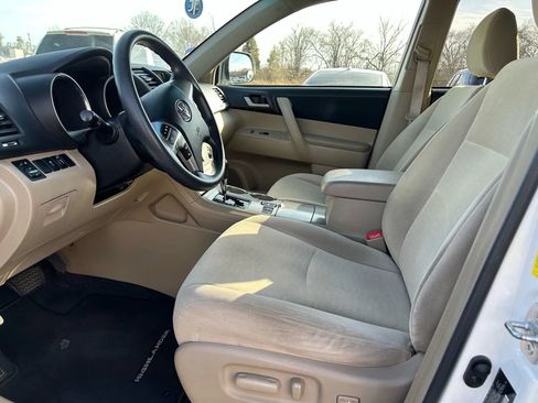 Used 2011 Toyota Highlander 2WD w/ Tech Pkg image 2