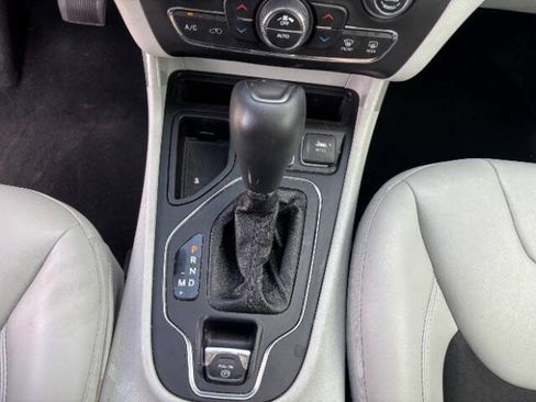 Used 2020 Jeep Cherokee Latitude Plus w/ Comfort/Convenience Group FWD image 15