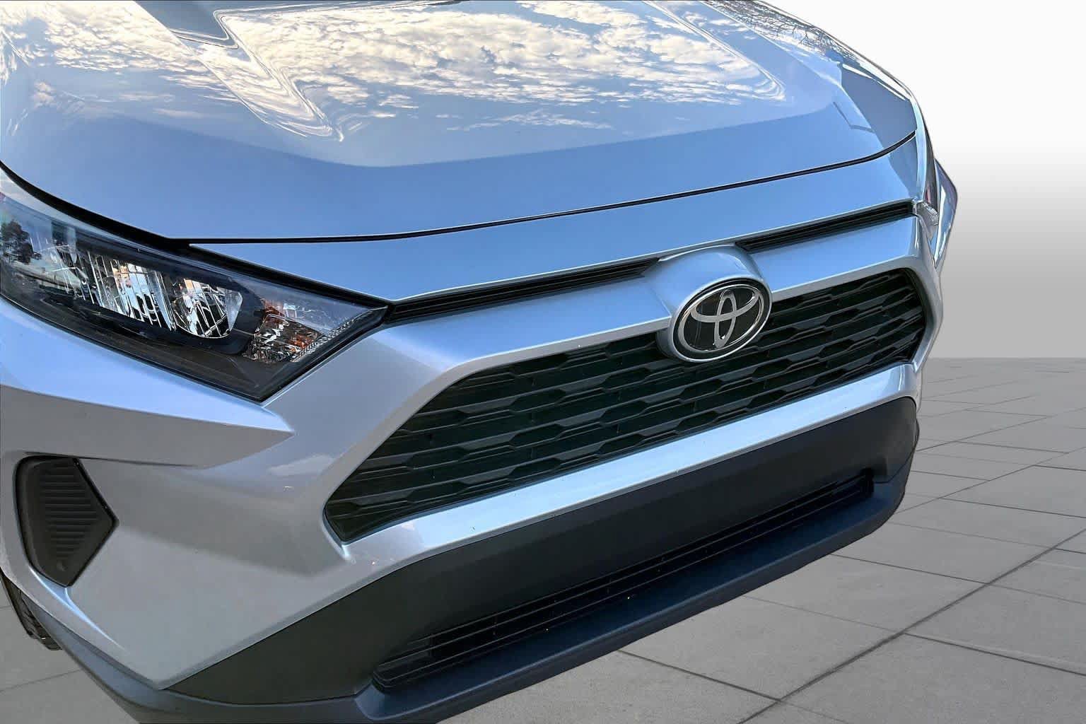 Used 2021 Toyota RAV4 LE AWD/4WD image 29