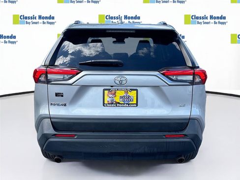 Used 2021 Toyota RAV4 LE image 7