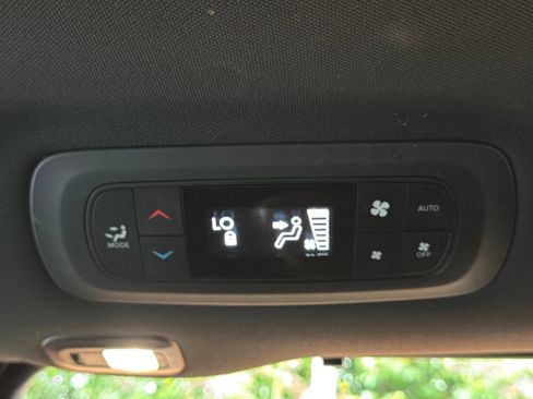 Used 2021 Chrysler Pacifica Limited w/ Uconnect Theater Family Group AWD/4WD image 13