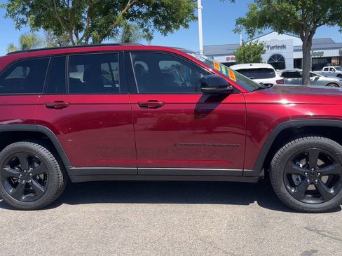 Used 2023 Jeep Grand Cherokee Altitude AWD/4WD image 8