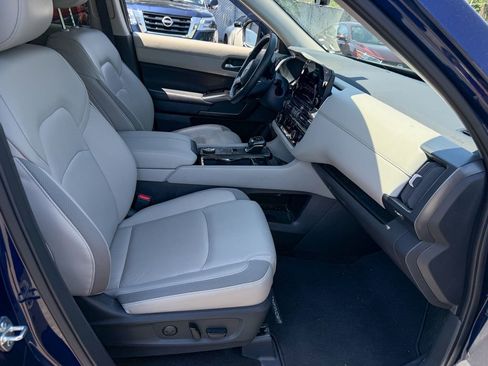 Certified 2024 Nissan Pathfinder SL w/ Black Appearance Package AWD/4WD image 11