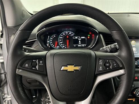 Used 2022 Chevrolet Trax LT w/ LT Convenience Package image 11