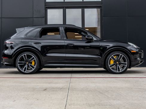 Certified 2022 Porsche Cayenne Turbo S image 12