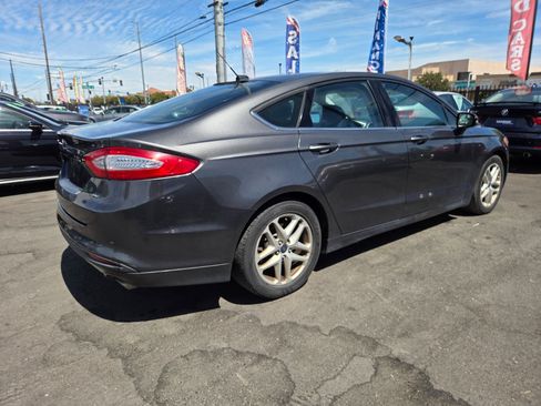 Used 2016 Ford Fusion SE FWD image 4