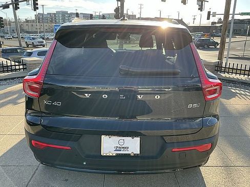 Certified 2025 Volvo XC40 B5 Plus image 9