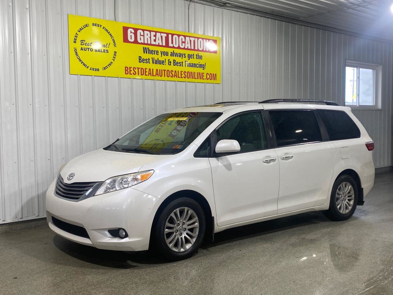 Used 2017 Toyota Sienna XLE w/ XLE Navigation Package FWD image 1