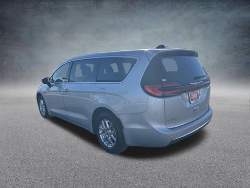 Used 2024 Chrysler Pacifica Touring-L FWD image 6