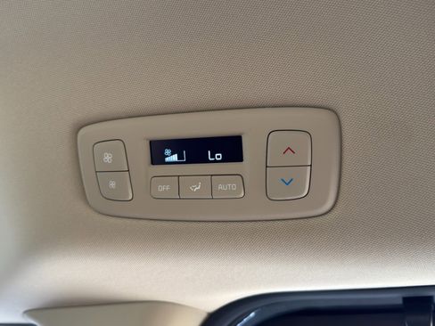 Used 2024 Kia Carnival EX image 33