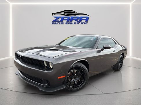 Used 2016 Dodge Challenger SXT RWD image 1