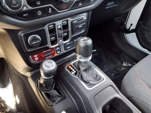 Used 2025 Jeep Wrangler Unlimited Rubicon AWD/4WD image 6