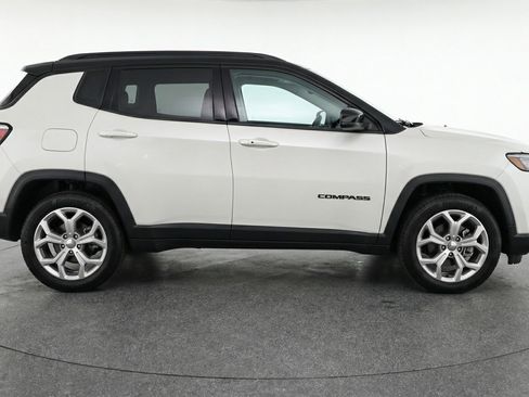 Used 2025 Jeep Compass Latitude AWD/4WD image 11