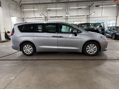 Used 2019 Chrysler Pacifica L FWD image 4