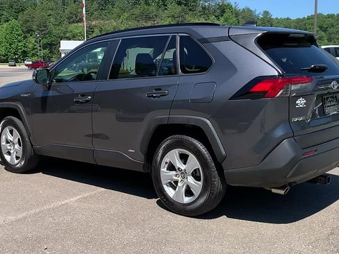 Used 2020 Toyota RAV4 LE w/ Carpet Mat Package AWD/4WD image 7