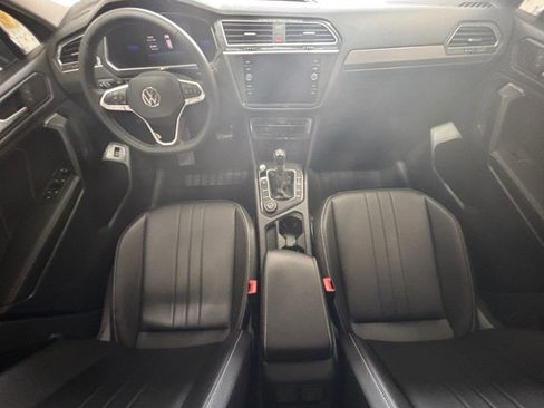Used 2022 Volkswagen Tiguan SE w/ Panoramic Sunroof Package image 17